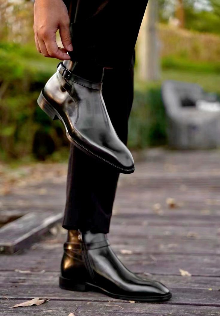 Cobbler India Step in Comfort: Men’s Chelsea Boots with Durable Sole Support