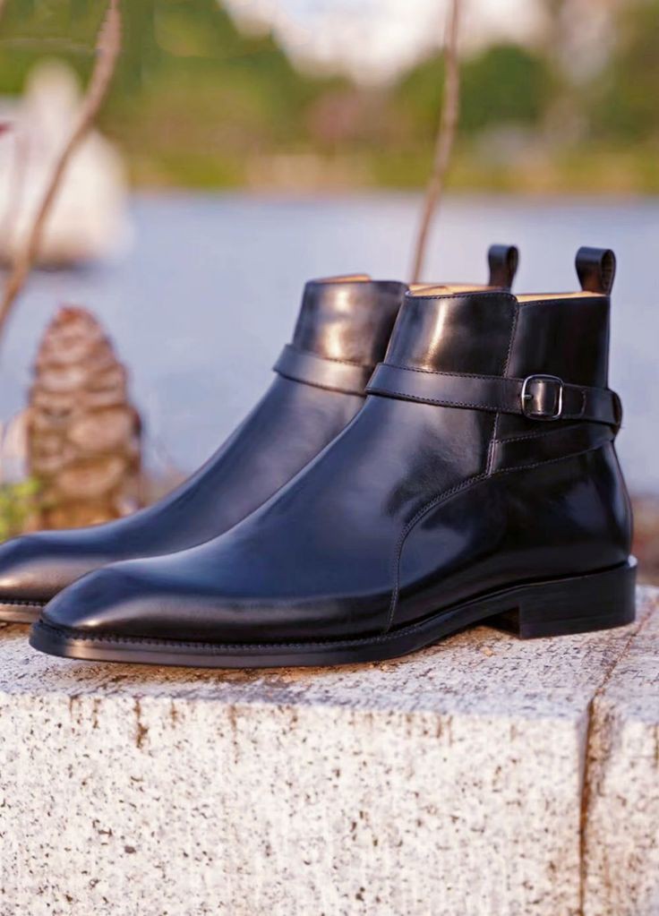 Cobbler India Step in Comfort: Men’s Chelsea Boots with Durable Sole Support